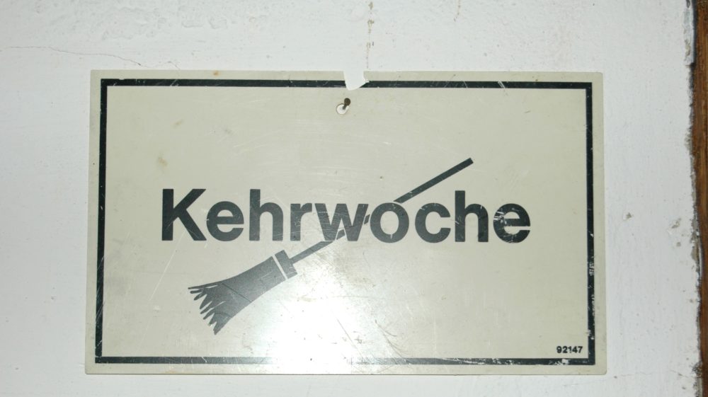 Schild "Kehrwoche"