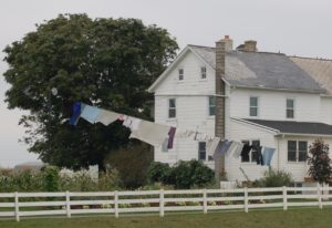 Wäscheleine vor einer Amish-Farm, Pennsylvania, USA