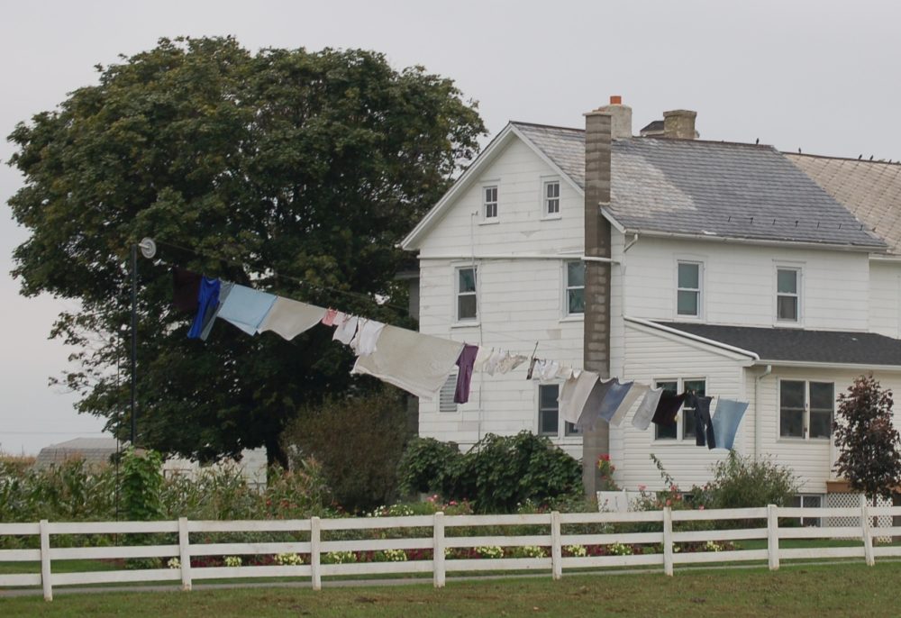 Wäscheleine vor einer Amish-Farm, Pennsylvania, USA