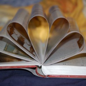Gebogene Buchseiten