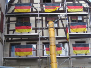 Deutschlandflaggen an einem Baugerüst