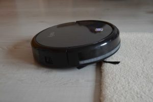 Staubsaugerroboter an Teppichkante
