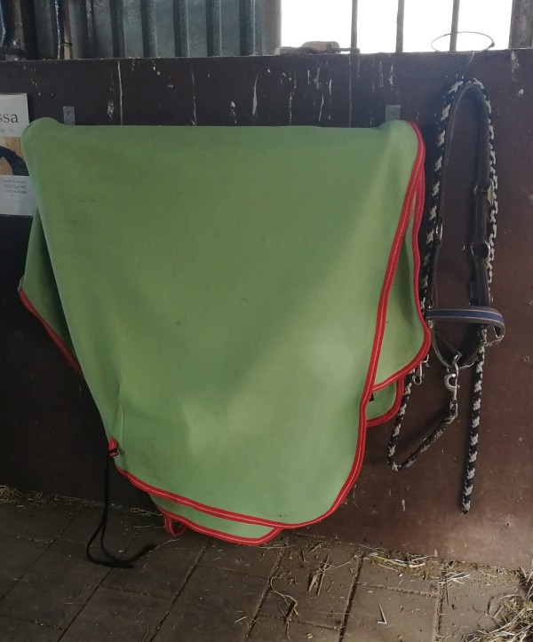 Abschwitzdecke zum Trocknen aufhängen