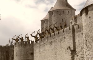 Bogenschützen auf einer Burgmauer