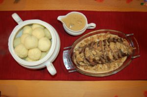 Sonntagsbraten mit Knödeln und Soße