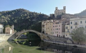 Brücke in Dolceacqua, Ligurien, Italien