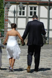 Hochzeitspaar von hinten