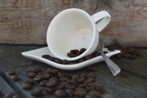 Kaffeetasse mit Kaffeebohnen, FOTO: Angelika Hleftschar