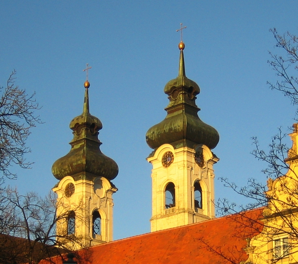 Türme des Zwiefalter Münsters in der Abendsonne, Deutschland
