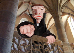Priester wettert von der Kanzel